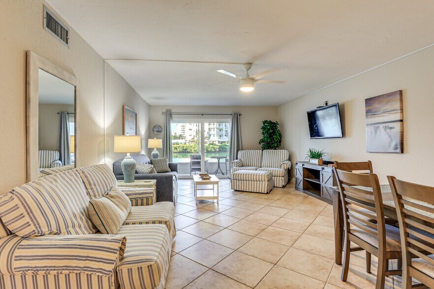 Building Photo - 7930 Sun Island Dr S
