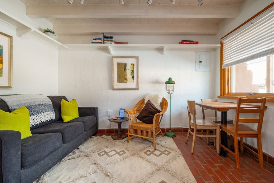 Building Photo - 616 1/2-721 Galisteo St