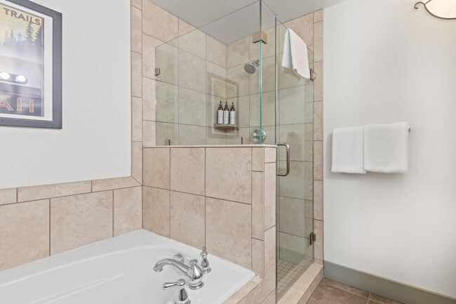 Building Photo - Stunning Furnished Park City Condo