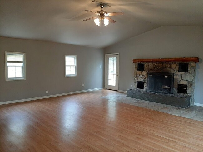 Building Photo - 105 Travis St