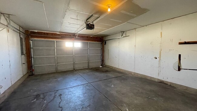 Building Photo - 3 Bedroom, 2.5 Bath Home Located in South Lafayette