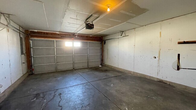 Building Photo - HOUSE...3 Bedroom 2.5 Bath