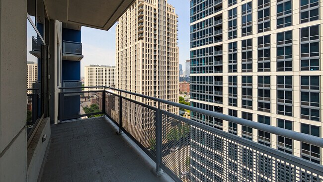 Building Photo - 1305 S Michigan Ave