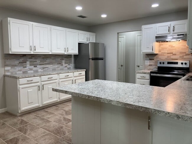 Building Photo - Spacious Executive 4 Bedroom Home