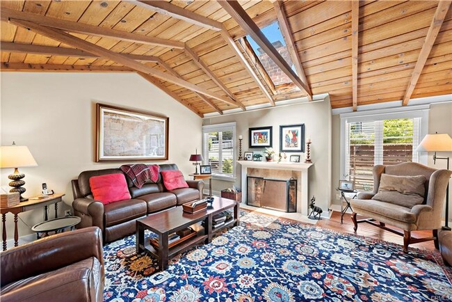 Building Photo - Woods Cove Beach House