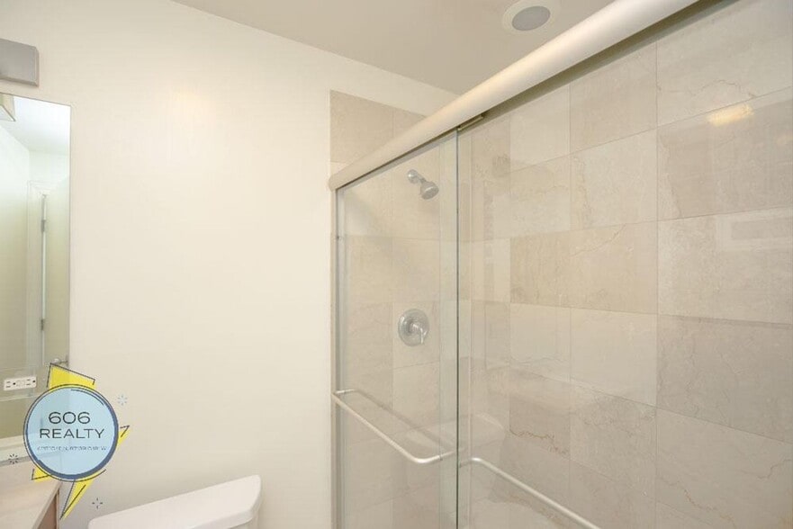 Building Photo - 3347 N Clark St