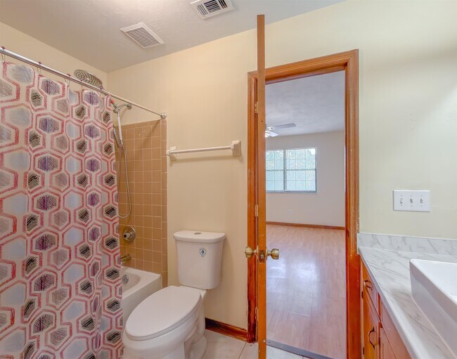 Building Photo - 1104 Greentree Ct