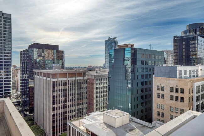 Building Photo - 612 Flower St