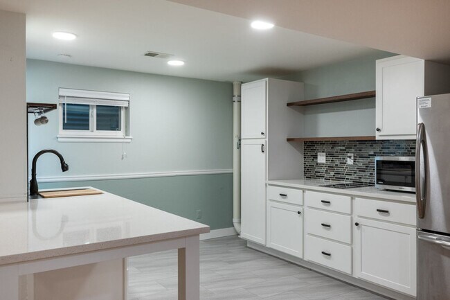 Building Photo - 5 Bedroom 2.5 Bath Retreat in Prime Arvada...