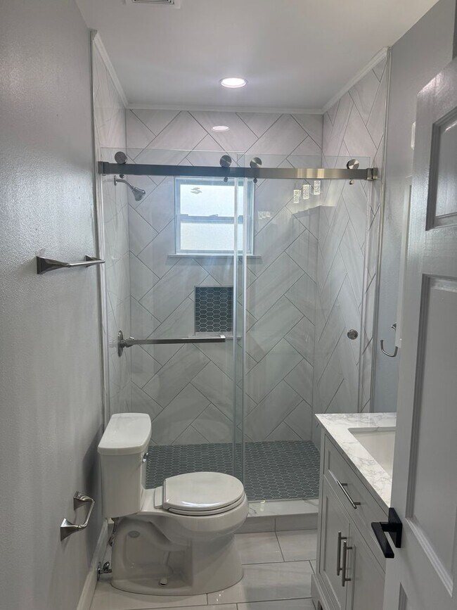 Building Photo - Large 4 bedroom West Tampa Bungalow