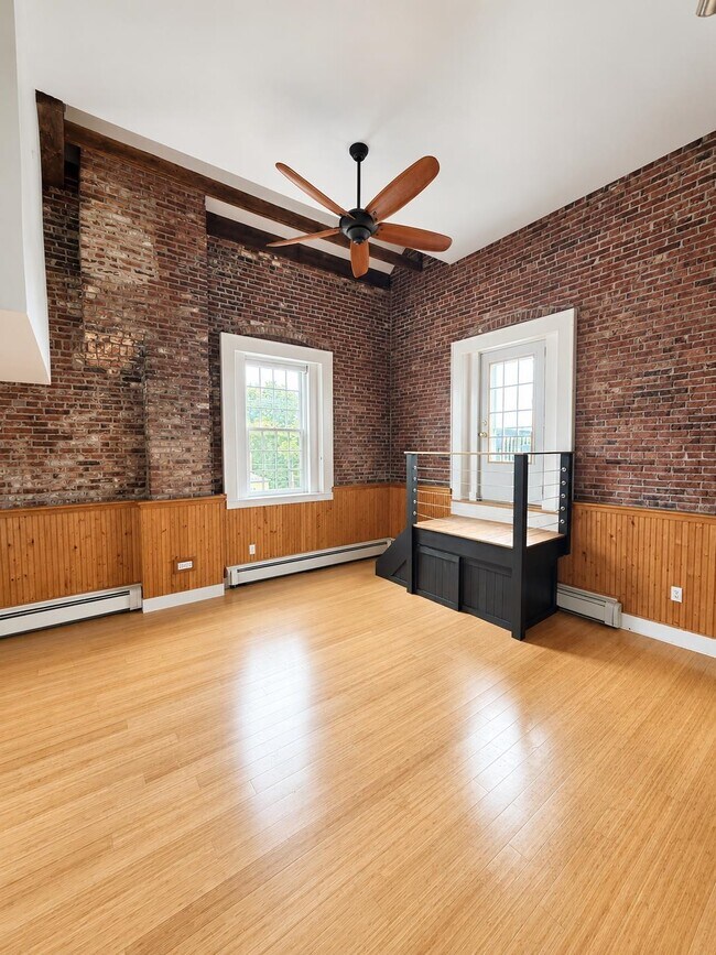 Building Photo - 348 Maplewood Ave