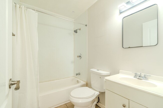 Building Photo - Newly Renovated Warren Gem: New Appliances, Hardwood & Cozy New Carpet!