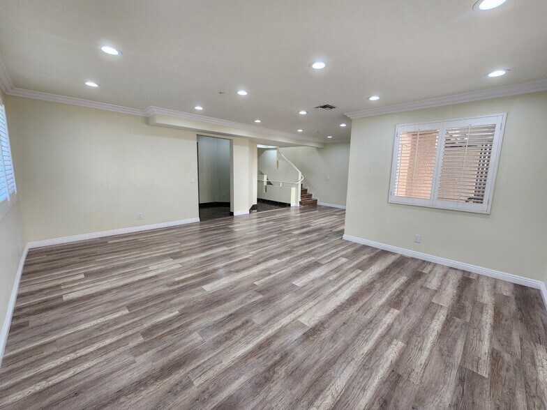 Building Photo - 420 Riverdale Dr