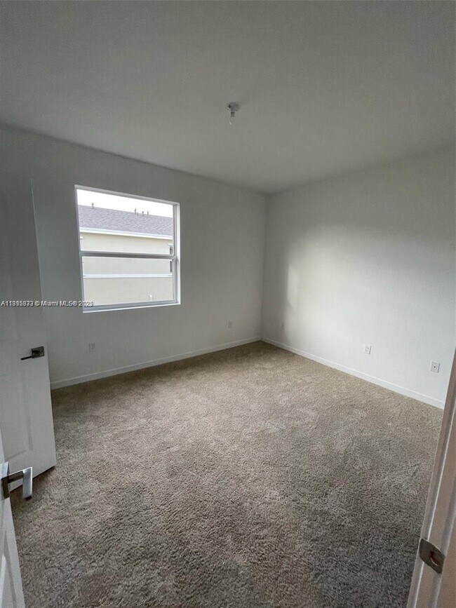 Building Photo - 552 NE 4th Terrace