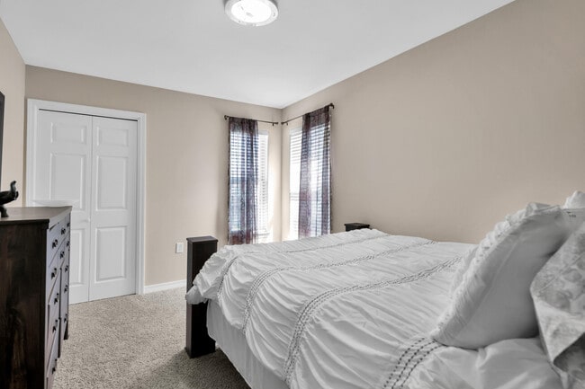 Building Photo - 1916 Kadima Cir