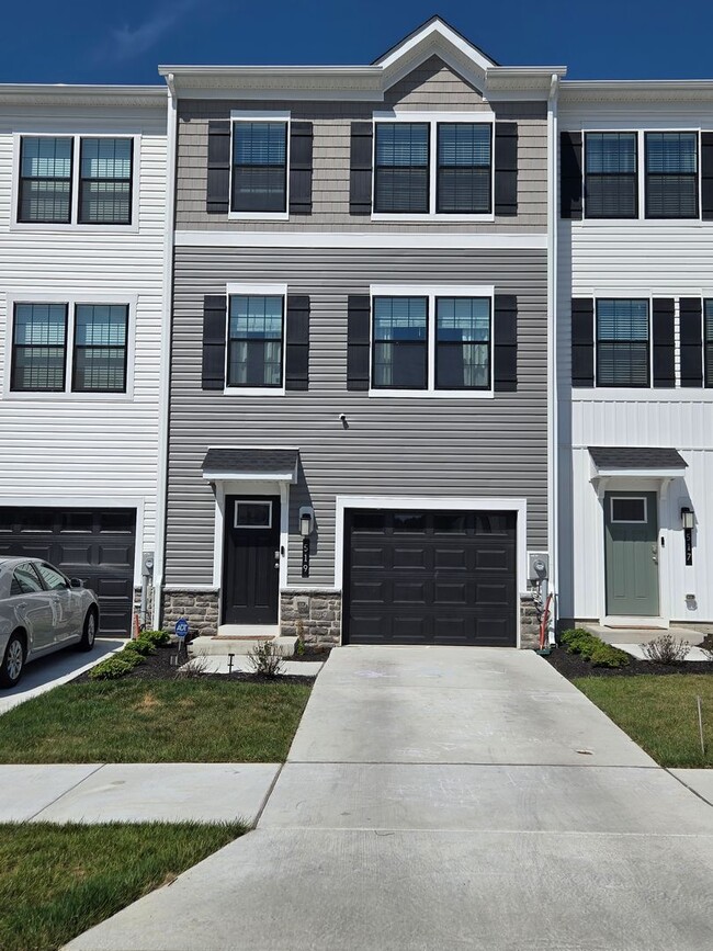 Building Photo - Beautiful Townhome in La Plata