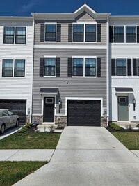Building Photo - Beautiful Townhome in La Plata