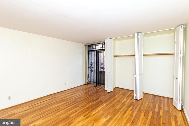 Building Photo - 204 M St SW