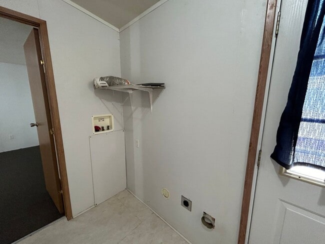 Building Photo - 3 Bedroom 2 Bath Trailer for Rent
