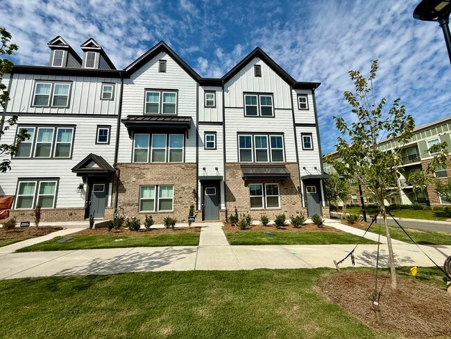 Building Photo - 565 Silver Star Blvd