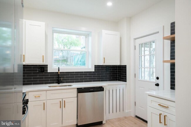 Building Photo - 170 Markle St