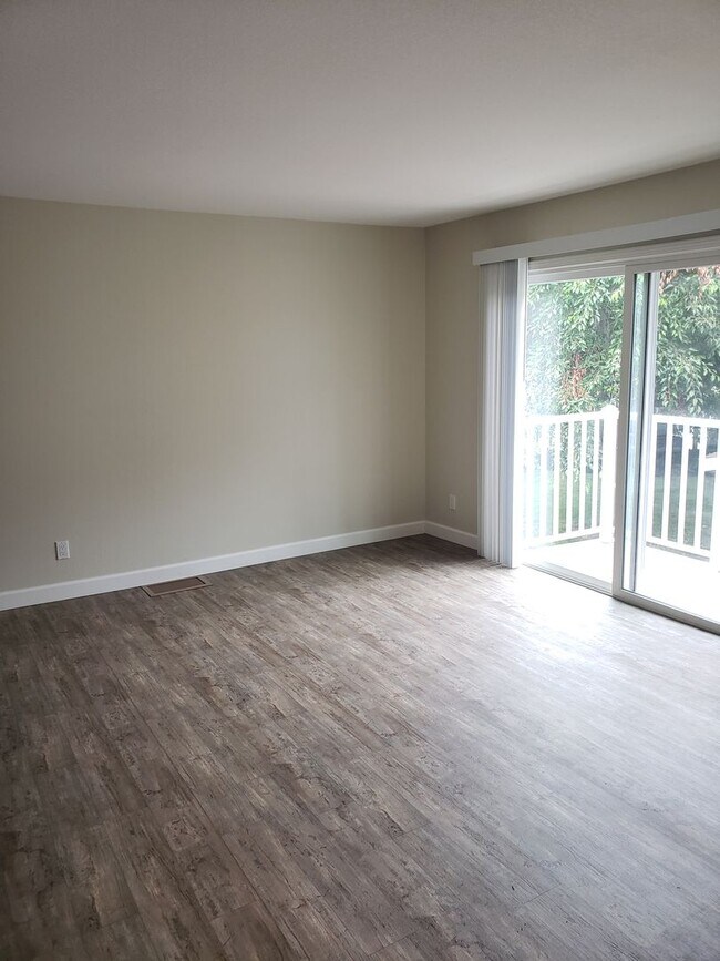 Building Photo - 2Bd/1Ba Clean Condo near Sunny Cove! ( Co-signors now accepted!)