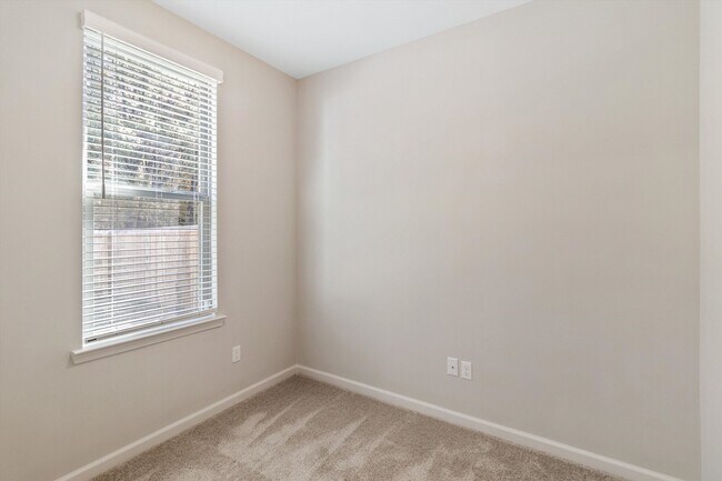 Building Photo - 584 Holden Dr