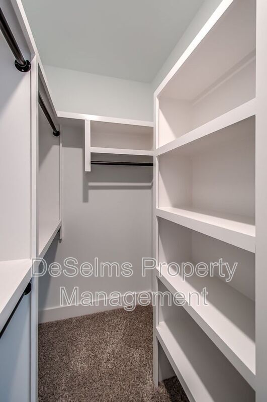 Building Photo - 2061 Oakwood Avenue