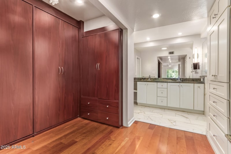 Building Photo - 5730 N Scottsdale Rd