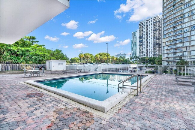 Building Photo - 145 SE 25th Rd