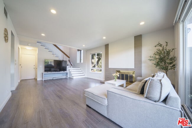 Building Photo - 2040 Woodbriar Ct