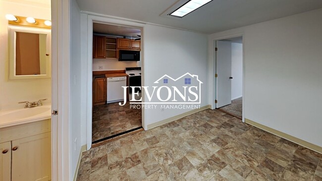 Building Photo - Two-story home in a walkable location, just minutes from Yakima Valley College, featuring long dr...