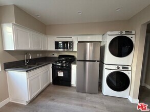 Building Photo - 3568 S Budlong Ave