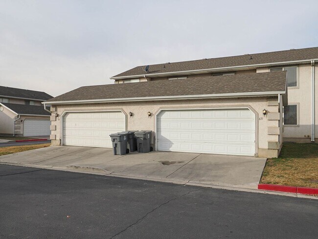 Building Photo - 2 Bedroom, 2 Bathroom Home