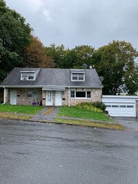 Building Photo - Spacious 1-Bedroom Apartment with Parking & Shared Yard - Midtown Kingston