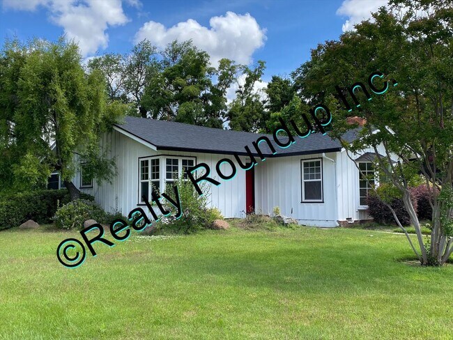 Building Photo - Beautiful Lincoln Village Home