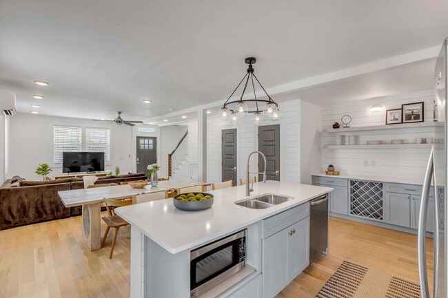 Building Photo - AVAILABLE NOW Downtown Rental