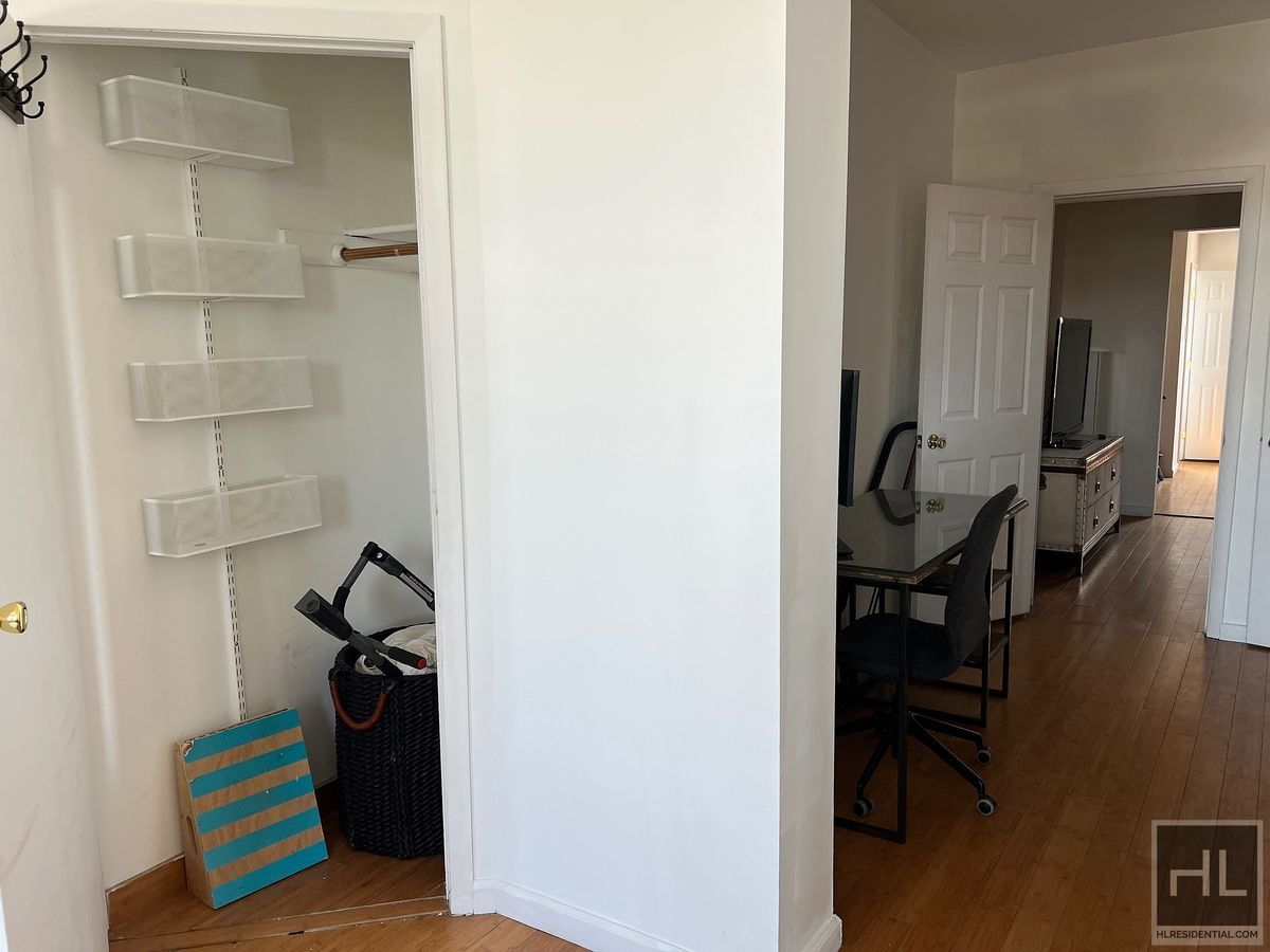 Building Photo - 1.5BR 1BA Red Hook Loft Style Railroad Apa...