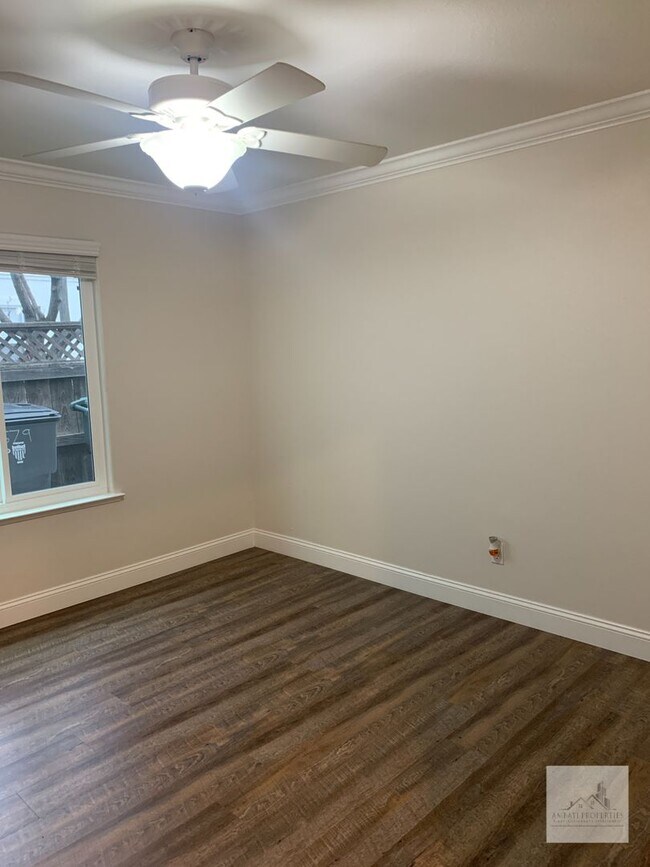 Building Photo - 1679 E La Quinta Dr