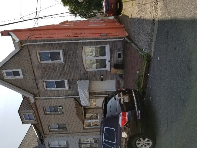 Building Photo - 514 S 14th St