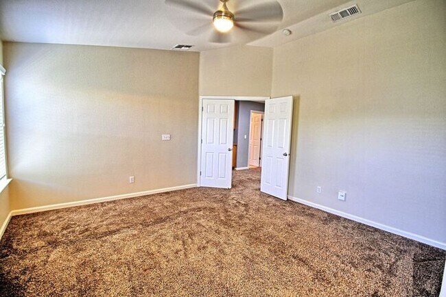 Building Photo - Lovely, Hidden Lake 4 bedroom, 2.5 bathroo...