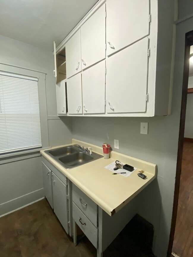 Building Photo - 2 Bedroom, 1 Bath Home Single Stall Attach...