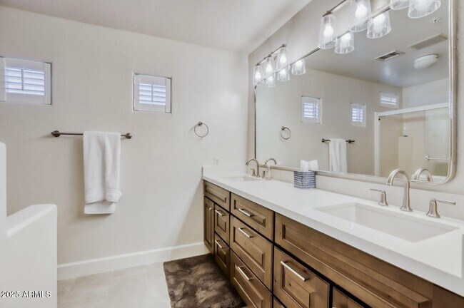 Building Photo - 8880 E Paraiso Dr