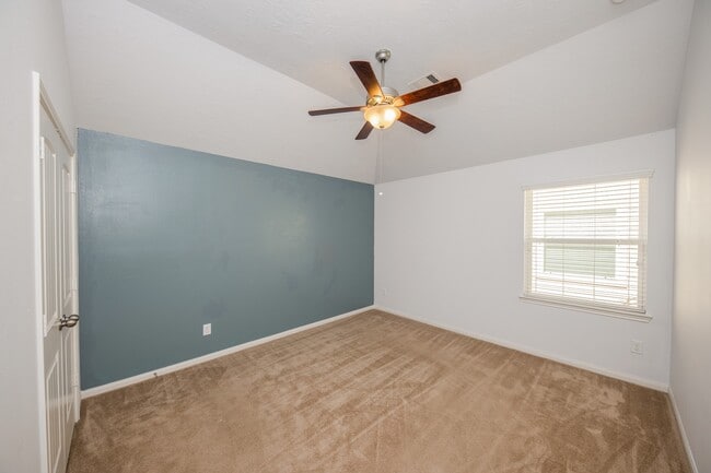 Building Photo - 3019 Lake Dr