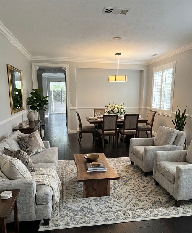 Building Photo - Beautiful 4 Bedroom, 2.5 Bathroom Home in West Irvine Pointe Community