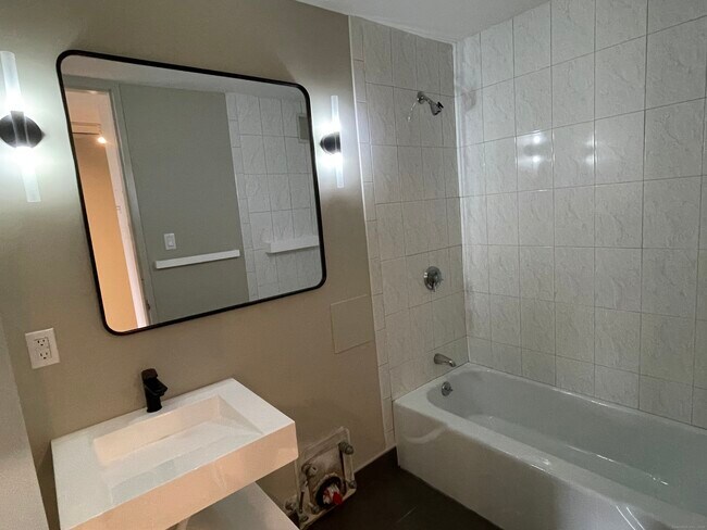 Building Photo - 1 Gold St