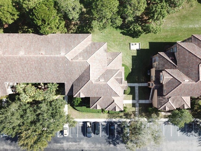 Building Photo - 14001 Fairway Island Dr