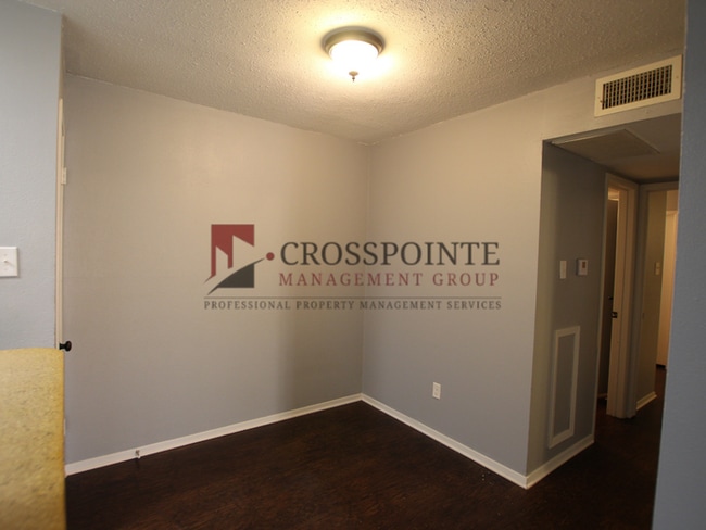 Building Photo - Upstairs 1 Bedroom 1 Bath Apartment!