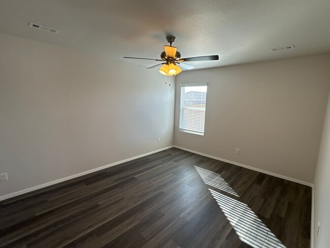 Building Photo - Now Pre-Leasing — Comfortable 3 Bedroom, 2 Bath Living in Barberry Court