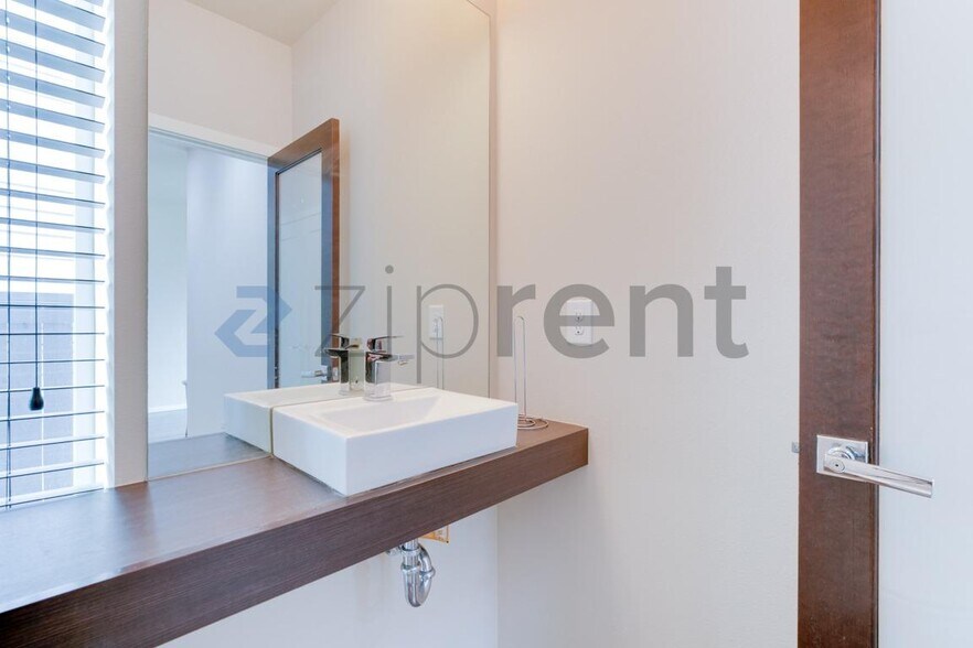 Building Photo - Unit